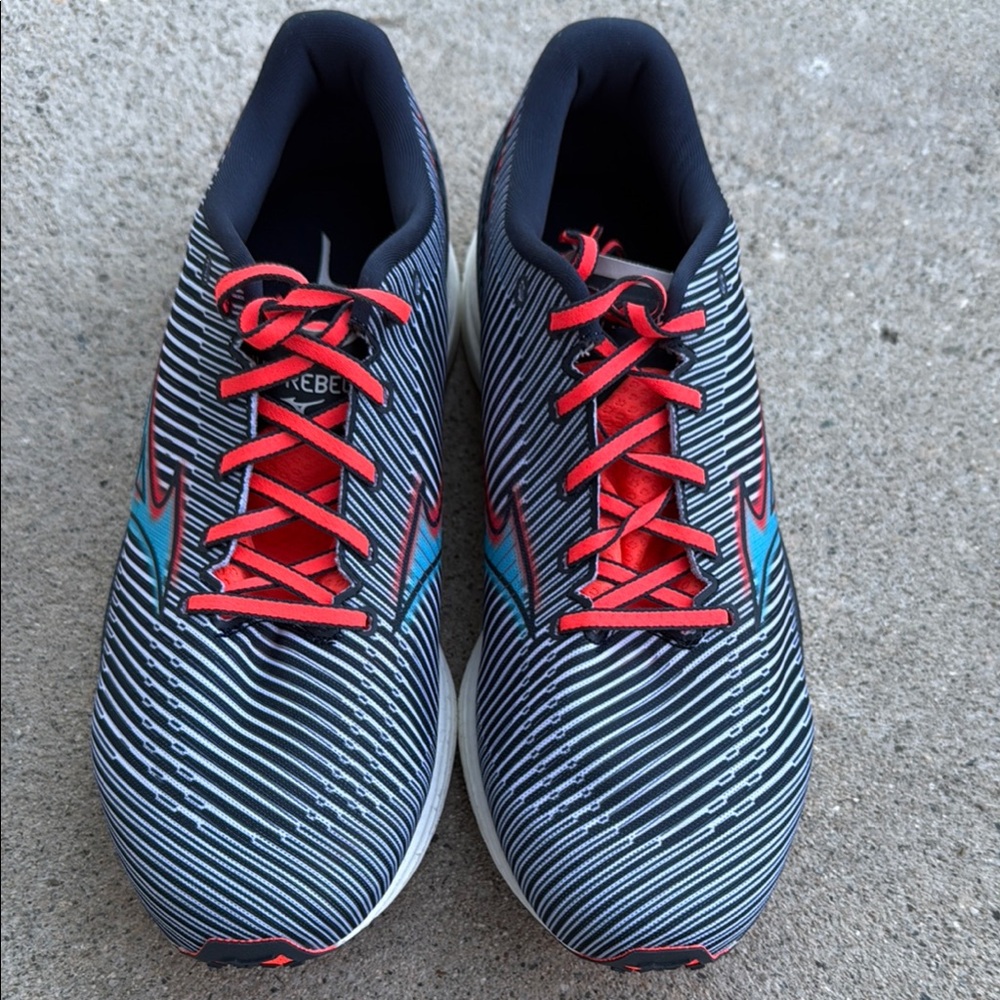 Mizuno Black and Red Athletic Shoes with Dynamic Design